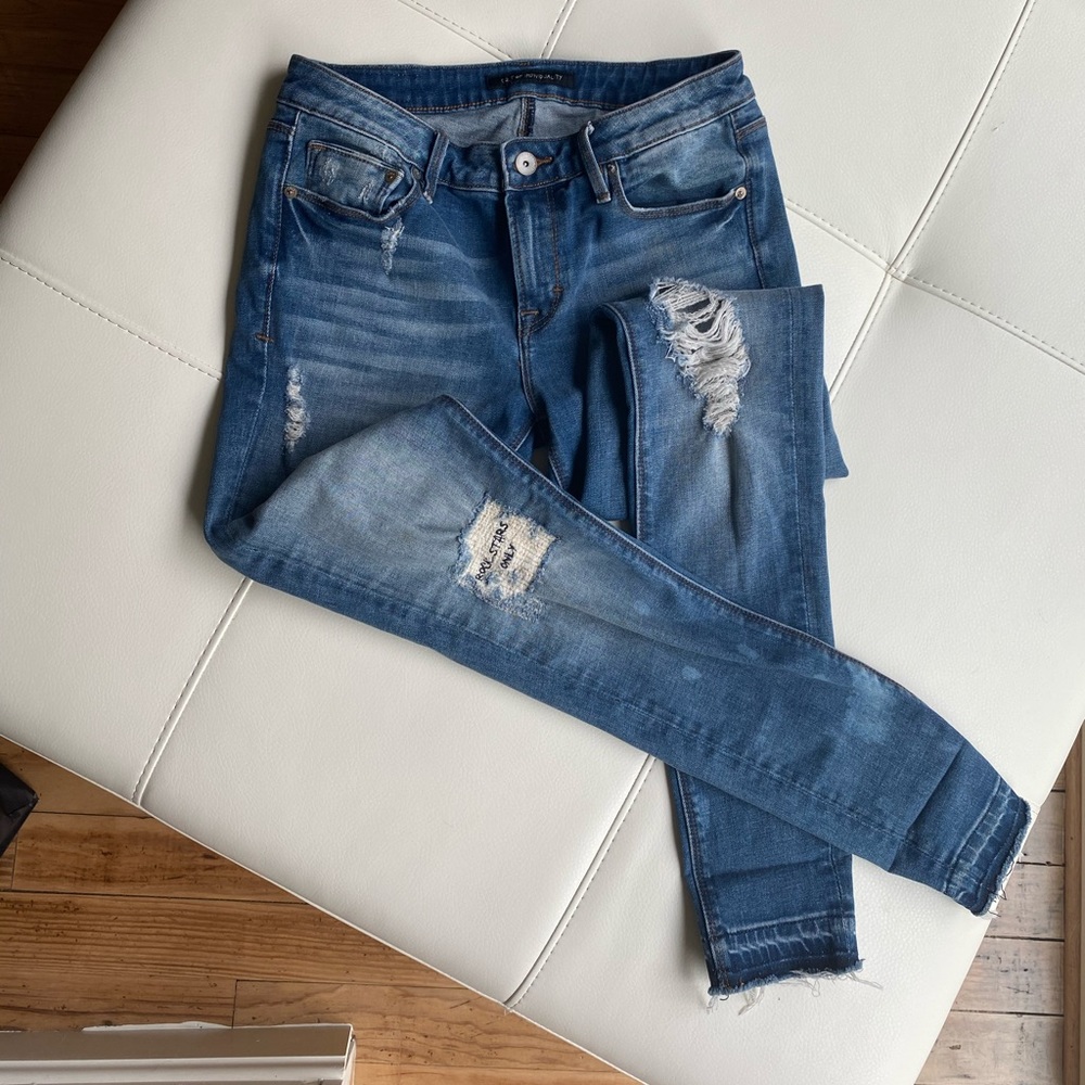 DISTRESSED PATCH JEANS